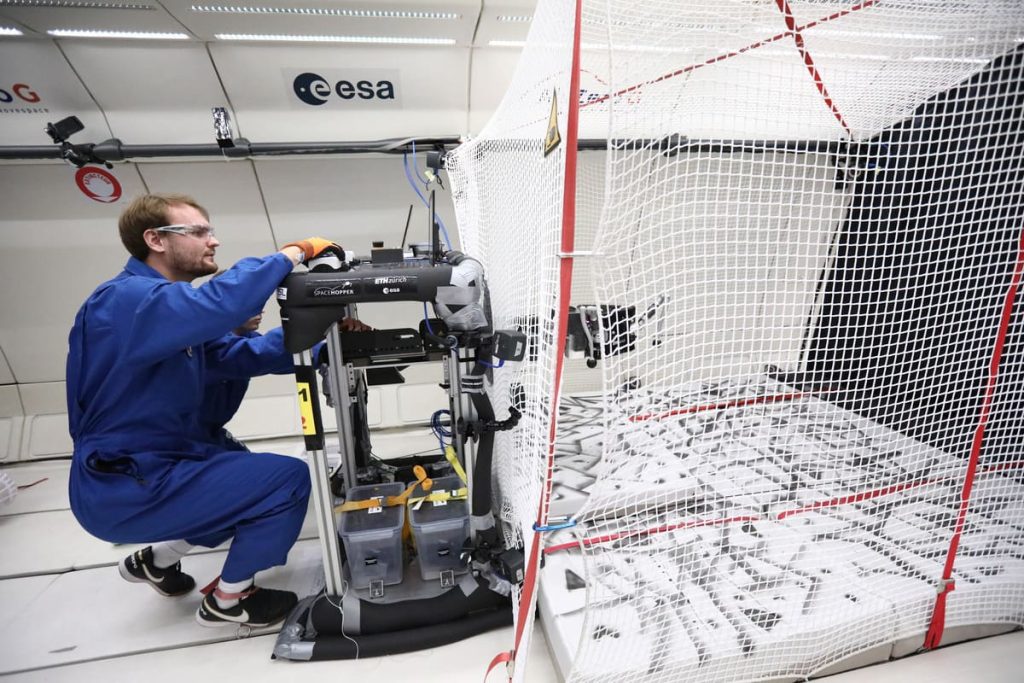 Nicolas Courtioux foto credit. The goal was set to design a legged robot that could explore celestial bodies such as moons and asteroids, J.Geutrs explained.